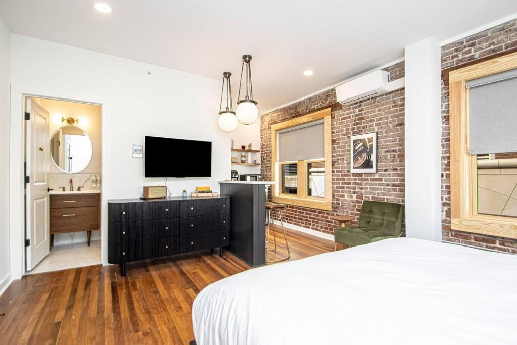 King Bed Stylish Studio In Heart Of Downtown Room # 200 Hot Springs Eksteriør billede