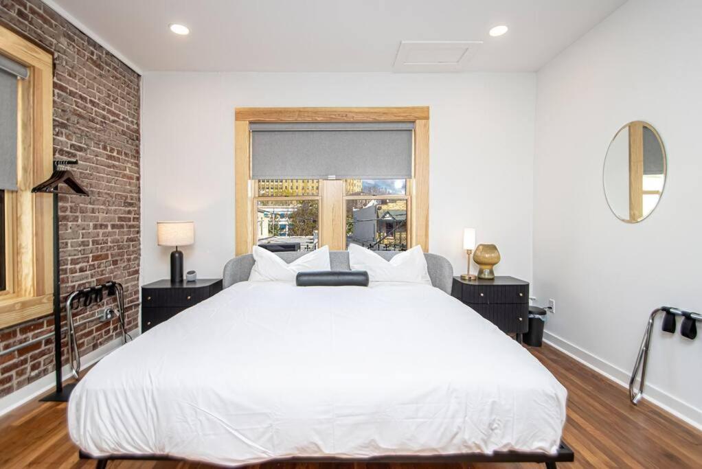 King Bed Stylish Studio In Heart Of Downtown Room # 200 Hot Springs Eksteriør billede